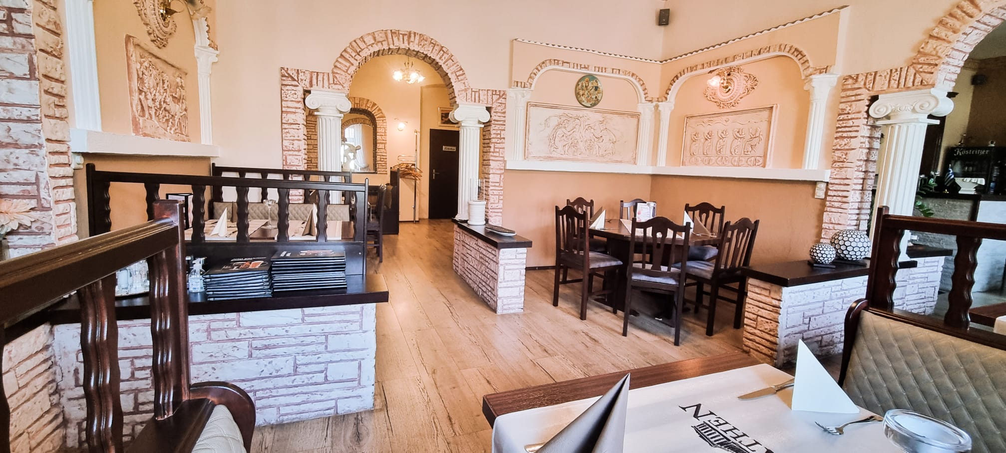 Griechisch gestalteter Gastraum im Restaurant Athen